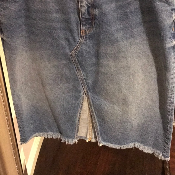 H&M Frayed-Hem Front Slit 5-Pockets Pencil Denim Skirt Medium Wash Size 14 EUC - Picture 5 of 7